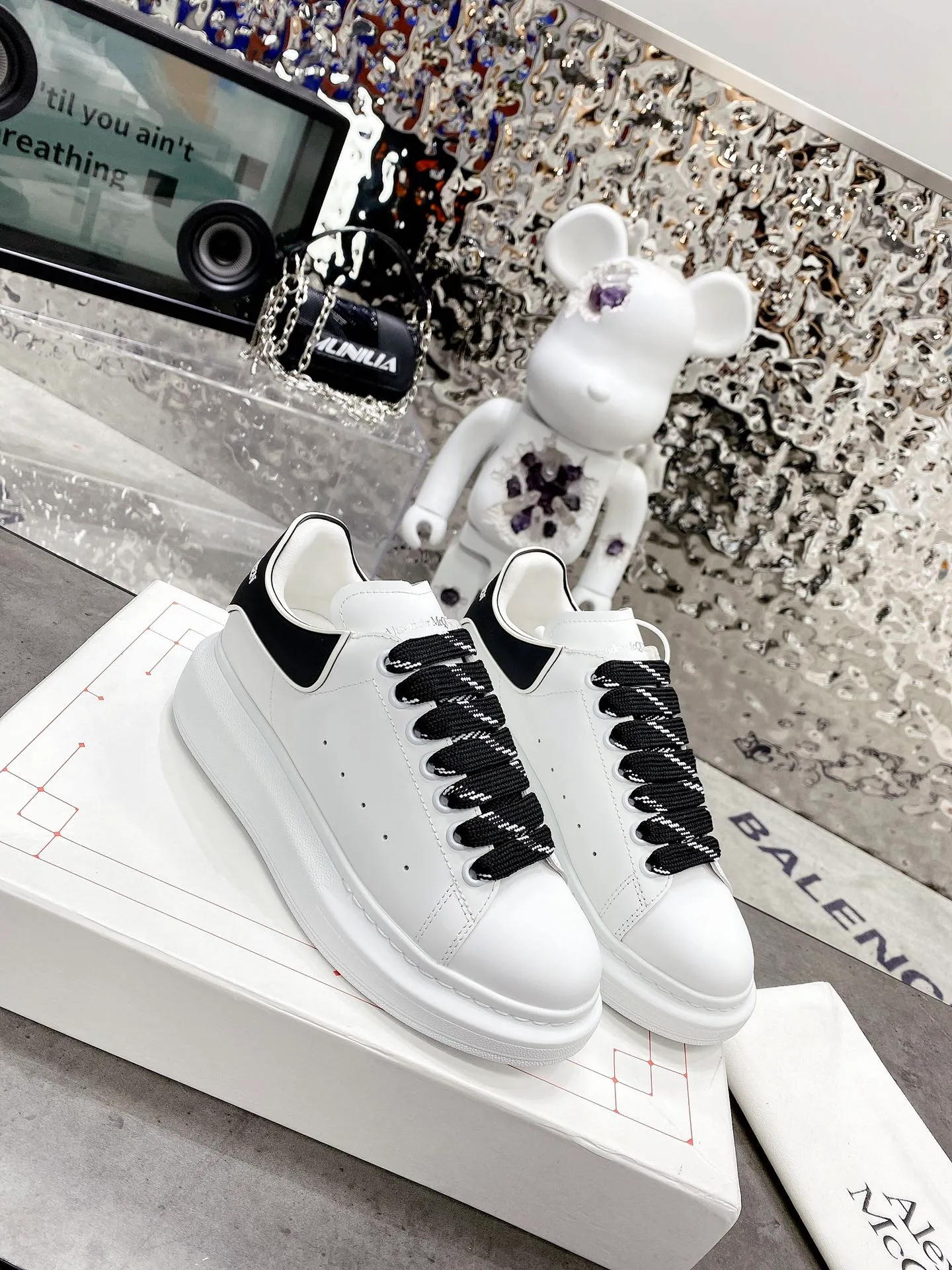 👟👟Ex-factory price 480👟👟 Women's shoe factory McQueen's latest original version developed this year will definitely bring you the most cost-effective ALEXANDER MCQUEEN classic in the market. If you don't have the confidence to improve the quality, there is really no need to put it on the table🔙.  Purchased original version from HK counter, various demolitions.  All kinds of open touch💥All kinds of K are welcome.  (Anyone who has the original version at the stall is welcome🆚) The thick sole perfectly increases the elongated visual effect. The most perfect proportion of the shoe body is this last shape. The logo font on the rear tail is printed in small fonts. The foot logo is made of genuine leather air-pressed and colorless process. We will always update the color according to the counter. 🔘Upper: Genuine customized silk cowhide 🔘Inner: original water-dyed sheep leather 🔘Sole: exclusive molding TU➕U vacuum 🔘Shoe tail: Thermal transfer printing technology 🔘Size for women: 34-41 for men: 38-46